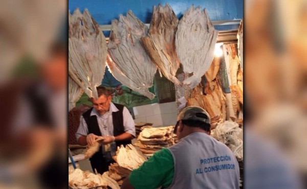 Decomisan en San Pedro Sula 86 libras de pescado seco dañado