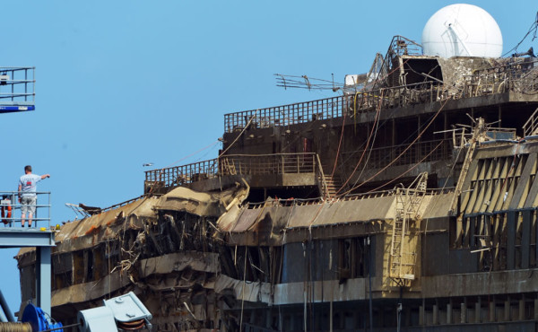 El Costa Concordia ya está enderezado y ¿ahora qué?