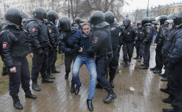 Más de 100 detenidos en Rusia en manifestaciones contra Putin