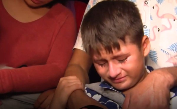 'Aguanté hambre, no bebí agua': Niño hondureño rompe en llanto al cruzar frontera de EEUU