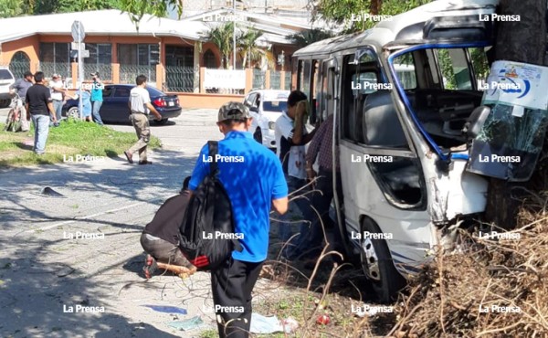 Tras el impacto con el taxi, el bus chocó contra un árbol.