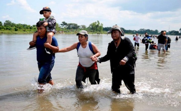 Foto Referencial. Las autoridades manifestaron que de los 800 migrantes, 350 pasaron por la fuerza.