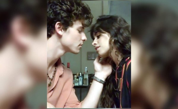 Beso extremo de Camila Cabello y Shawn Mendes rompe el internet