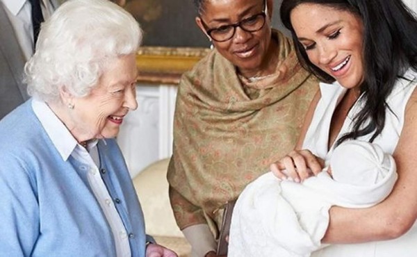 Reina Isabel II conoce a su bisnieto, Archie, hijo de Meghan y Harry
