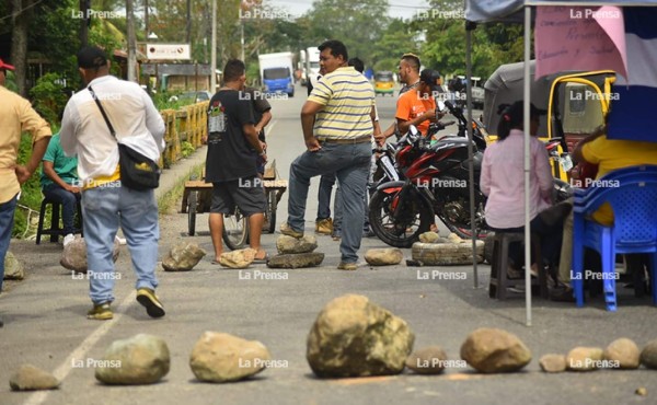 Maestros bloquean carreteras en varios municipios de Honduras