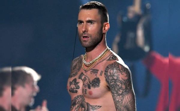 Adam Levine genera revuelo por mostrar sus pezones