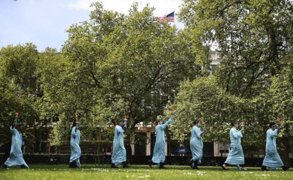 ARA11 LONDRES (REINO UNIDO) 27/04/2017.- Activistas de Amnistia Internacional, con trajes de la Estatua de la Libertad, protestan frente a la Embajada de EE.UU. en Londres (Reino Unido) hoy, 27 de abril de 2017, al cumplirse los primeros 100 días en el gobierno del presidente estadounidense, Donald Trump, para resaltar las supuestas violaciones de los derechos humanos cometidos durante su mandato. EFE/Andy Rain