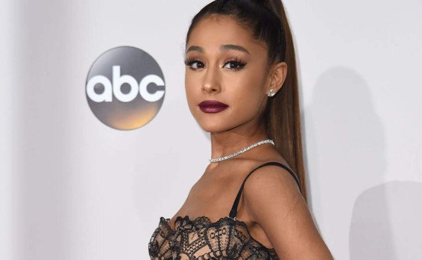 Ariana Grande sufre caída en concierto  
