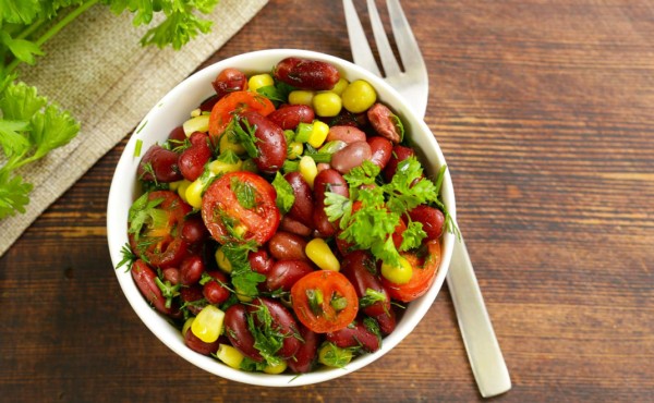 Ensalada de frijoles y maíz con vinagreta de cebolla  