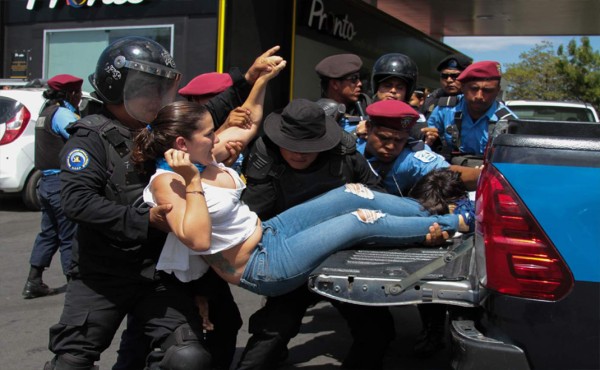 Policía ataca a manifestantes y periodistas para impedir protesta en Nicaragua