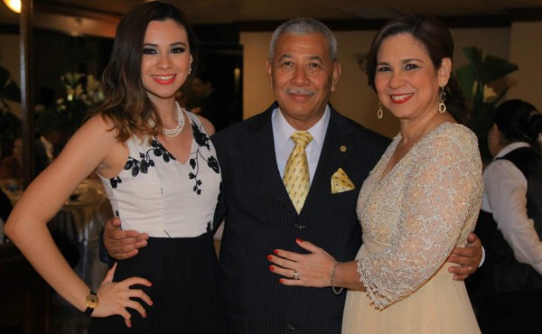 Carlos y Sandra Flores celebran bodas de platas