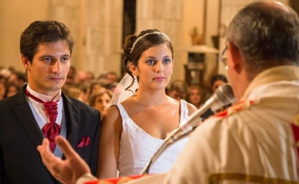 Cura británico cobra multa a los novios que lleguen tarde a su boda