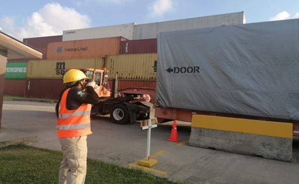 Termina desembarque de contenedores de hospitales móviles; mañana inicia inspección física