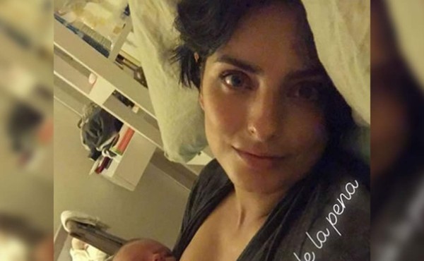 Aislinn Derbez comparte tierna foto amamantando a su hija