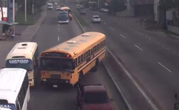 VIDEO: Conductor de bus hace maniobra para evitar tragedia vial   