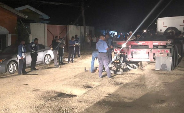 Dos jóvenes muertos al impactar motocicleta con una grúa en Omoa