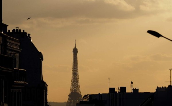 Evacúan la Torre Eiffel debido a un hombre visto escalando el monumento