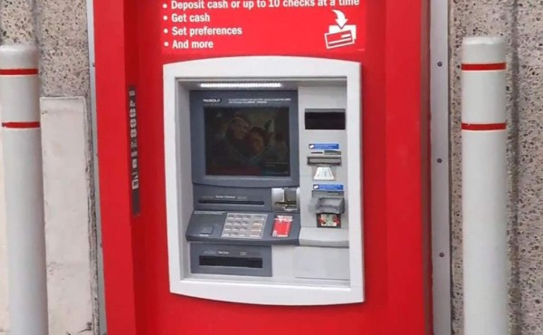 Hombre queda atrapado en ATM  