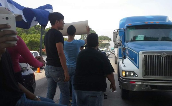 Policías y militares vigilan carreteras para evitar tomas