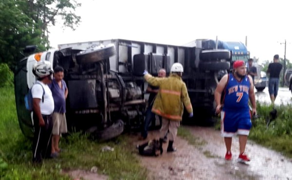 Un muerto y un herido tras volcamiento de camión en El Progreso