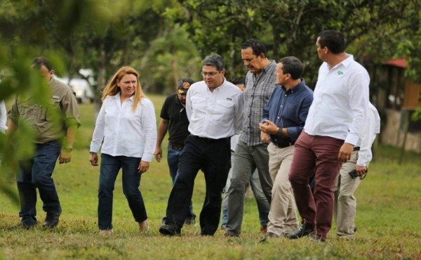 JOH entrega certificados de declaratorias de microcuencas en el Lago de Yojoa