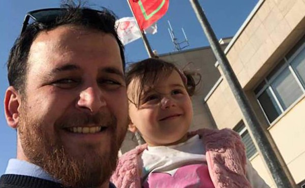 Padre sirio que enseñó a su hija a reírse de las bombas escapa de la guerra