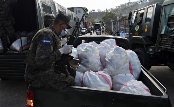 Militares de Honduras distribuyen alimentos entre 800,000 familias pobres