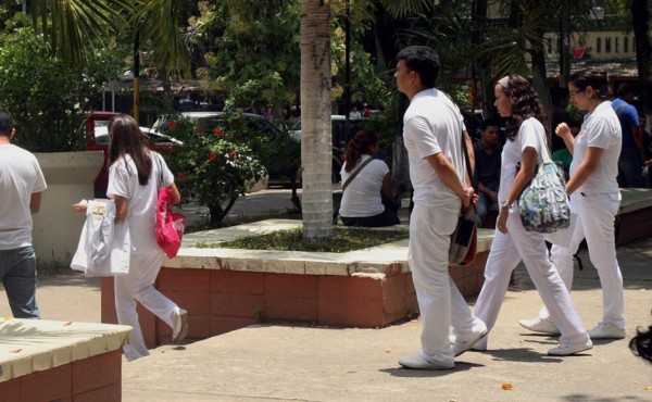 Por límite de cupos, jóvenes no pueden estudiar Medicina