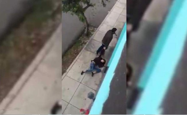 Brutal: hombre golpea y arrastra a su pareja por la calle