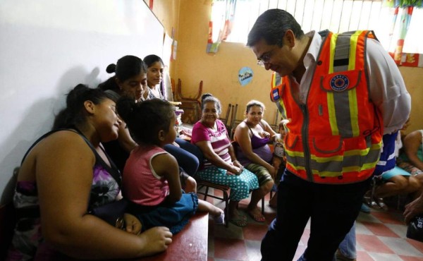 Presidente Hernández visita a damnificados en Choluteca