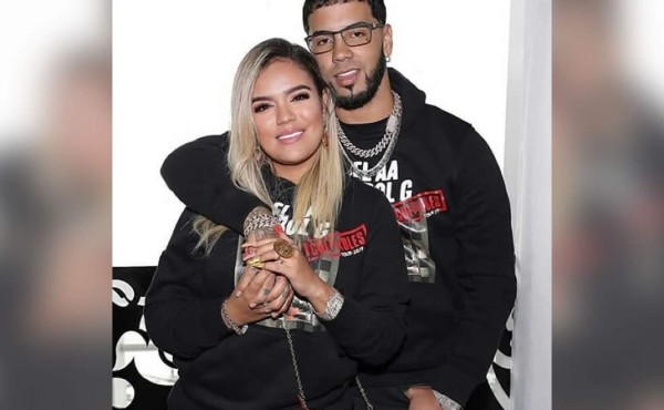 Anuel AA sorprende a Karol G con un Mercedes Benz por su cumpleaños y San Valentín