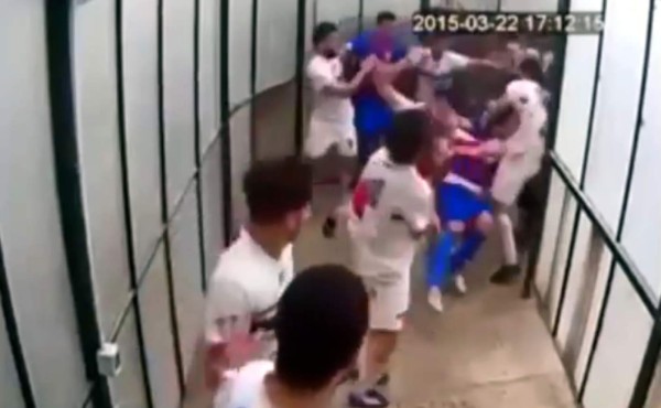 Brutal pelea en túnel de vestuarios tras un partido en Italia