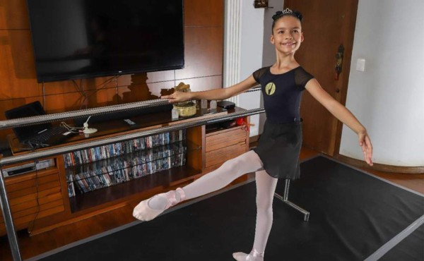 Una niña brasileña gana un concurso internacional de ballet desde su casa