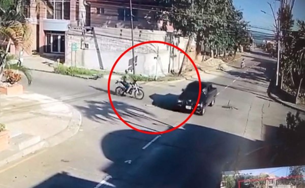 VIDEO: Impactante choque de motociclista que no hace un alto en San Pedro Sula