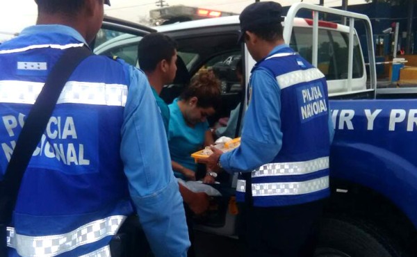 Joven da a luz cuando la llevaban de emergencia en patrulla de la Policía