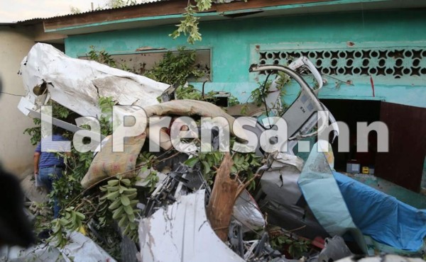 Honduras: Dos muertos al caer avioneta sobre casa en La Lima