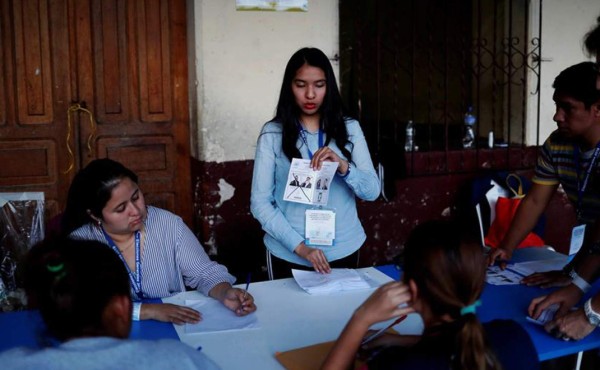 Guatemala inicia conteo de votos para saber quién es el futuro presidente