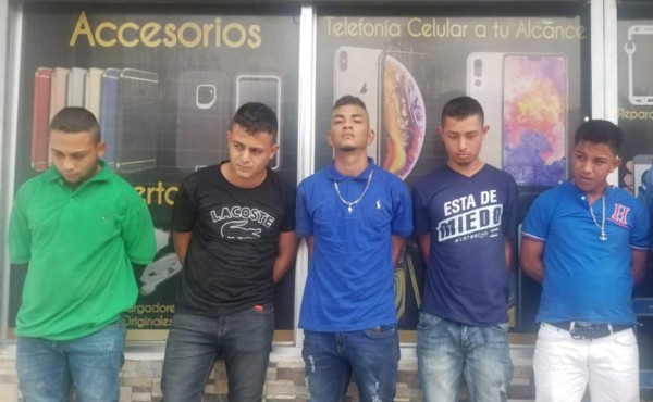 Detienen a cinco supuestos asaltantes de una tienda de celulares