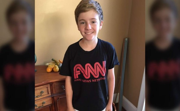 Obligan a niño a cambiar su camisa de 'fake news' para visita a CNN