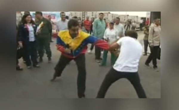 Video: Maduro muestra sus dotes de boxeador en la calle