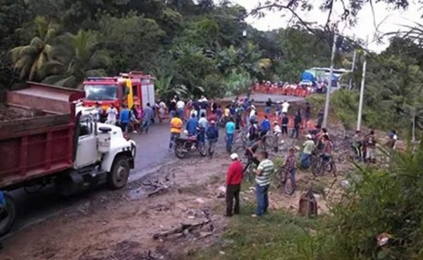 Hallan carro soterrado en Colón, buscan a cuatro personas