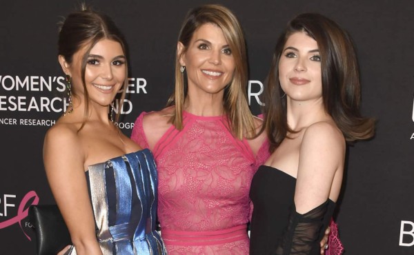 Lori Loughlin comparece en corte por escándalo universitario en EEUU