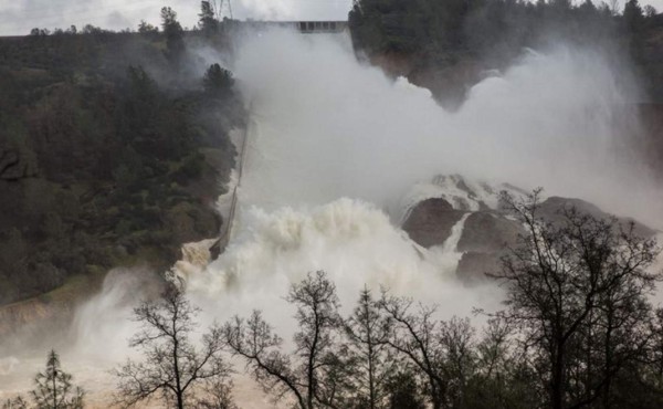 Evacuación masiva en California ante daños en represa por lluvias