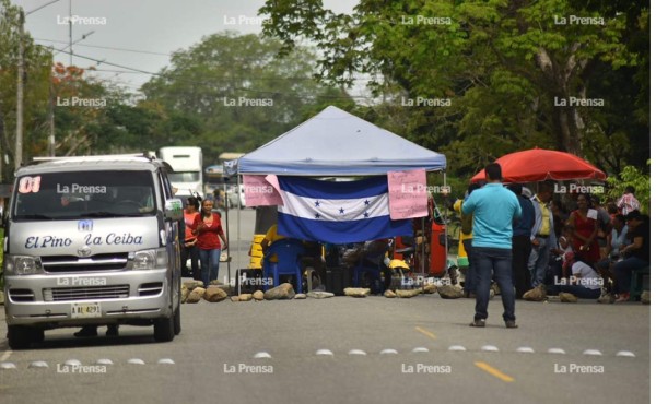 Los maestros en el sector de El Pino en Atlántida cerraron el paso a los vehículos.