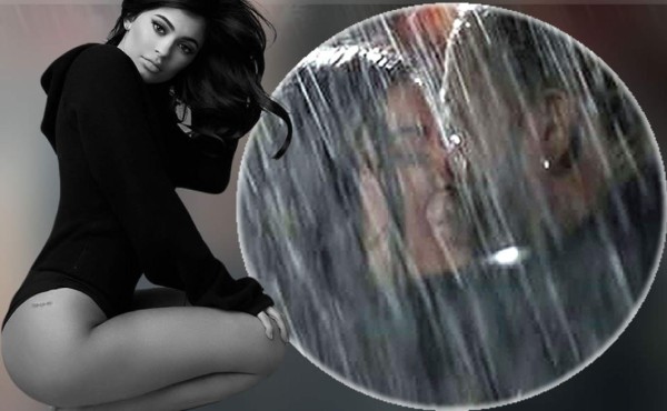 Kylie Jenner besa a su nuevo novio en videoclip
