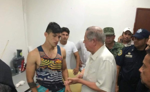 El futbolista mexicano Alan Pulido presentaba leves golpes.