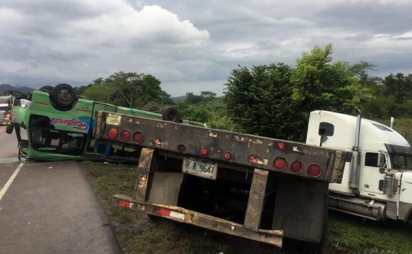 Muere embarazada tras choque de bus y rastra