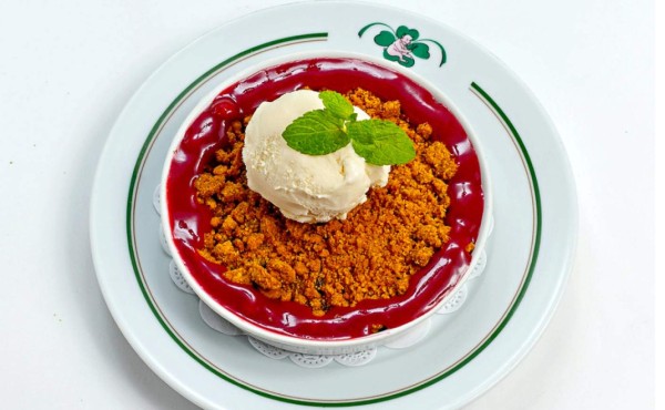 Crumble, helado y coulis de frutos rojos