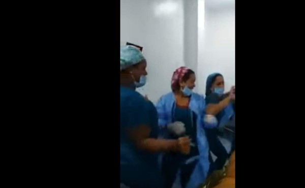 Enfermeras bailan y ríen ante una paciente anestesiada en Colombia