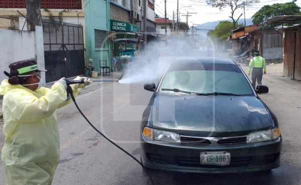 Alcaldía de San Pedro Sula fumiga calles y vehículos de la ciudad